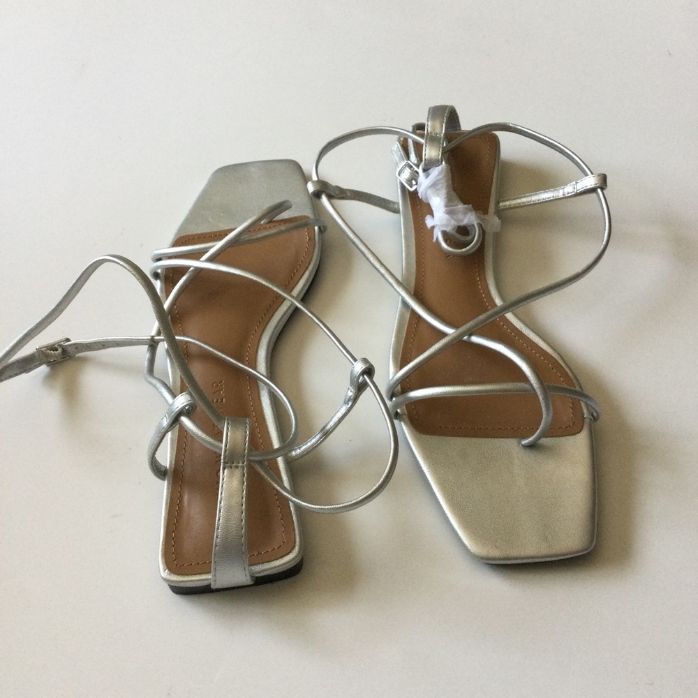 WHO WHAT WEAR ZANDER FAUX LEATHER FLAT GLADIATOR SANDALS SILVER SIZE 7 NWOT